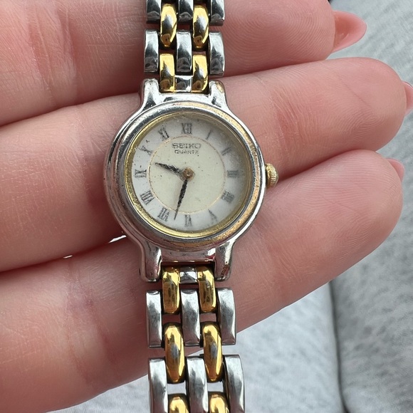 Vintage Seiko Women's Gold and Silver Watch - Picture 5 of 8